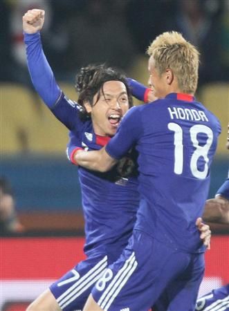 ياسوهيتو إيندو (يسار)