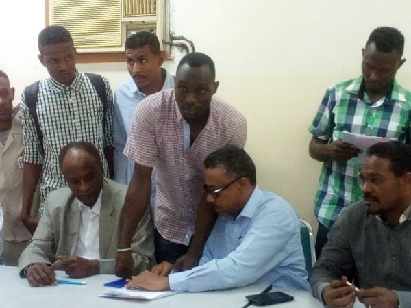 من توقيع العقود