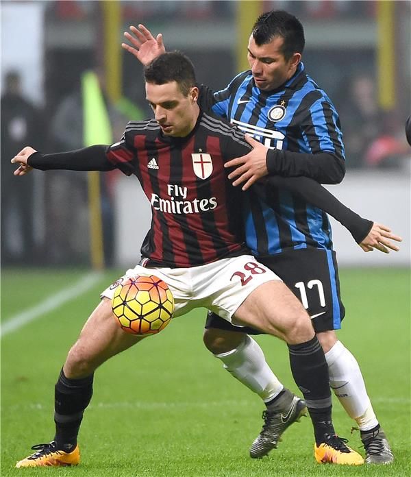 جانب من مباراة سابقة بين ميلان وإنتر