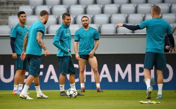 كارفاخال مع لاعبي ريال مدريد