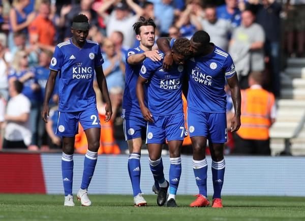 بن تشيلويل مع لاعبي ليستر