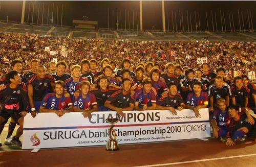 لاعبي فريق إف سي طوكيو يحتفلون بلقب كأس بنك سوروغا