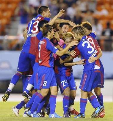 فرحة لاعبي طوكيو بعد فوزهم بلقب كأس بنك سوروغا