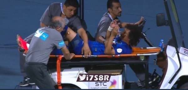 عموري يغادر الملعب