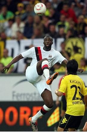 كاغاوا يحاول إيقاف خطورة لاعب الوسط يايا توري