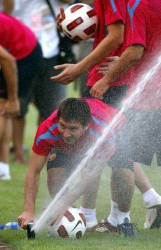 2010-08-06t113155z_01_dbg201_rtridsp_3_soccer-china-barcelona_reuters