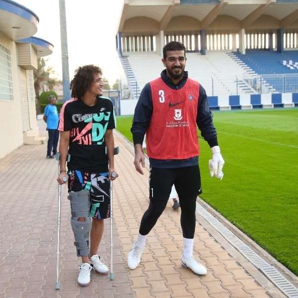 عموري يسير على عكازين