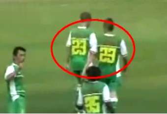 ريان ( يمين ) وشقيقه الأكبر جويل أرتدوا نفس الرقم بمباراة الأسبوع الماضي