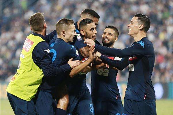 فوزي غلام مع لاعبي نابولي