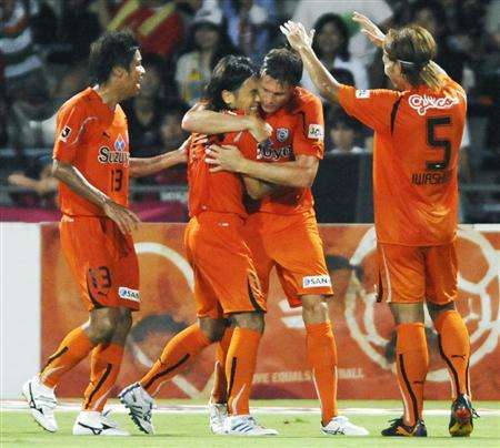 فرحة لاعبي شيميزو بعد تحقيقهم فوزاً مهماً على مطارده المباشر كاشيما أنتلرز