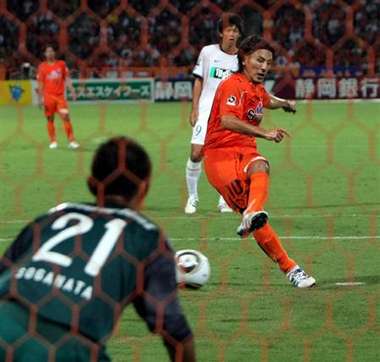 فوجيموتو عند تنفيذه ركلة الجزاء وإحرازه هدف التقدم لفريق شيميزو