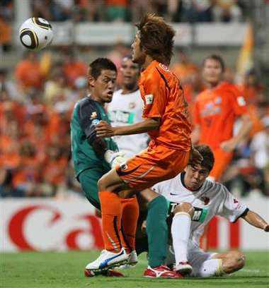 اللاعب البديل إيدامورا عند إحرازه هدف الثاني لفريق شيميزو