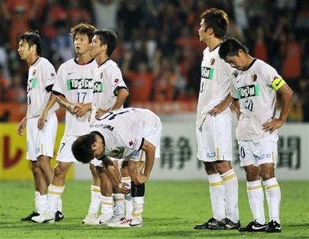 خيبة أمل لاعبي كاشيما بعد فقدانهم الصدارة لمصلحة شيميزو