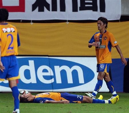 الكوري الجنوبي بارك جو سونغ فقد وعيه ليسقط على أرضية الملعب 