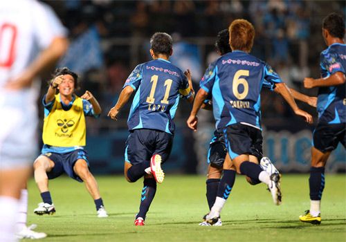 جميع لاعبي يوكوهاما إف سي أحتفلوا بنجاح الأسطورة ميورا في إحراز الهدف