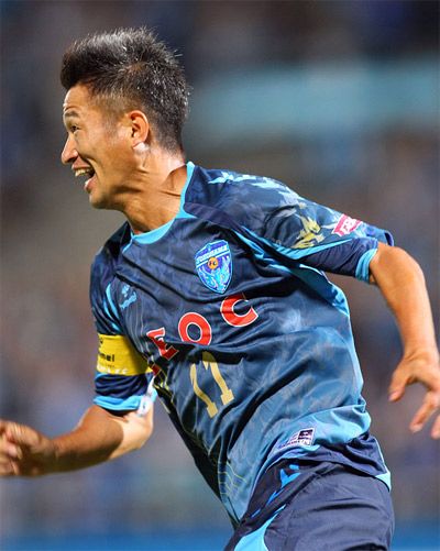 كازويوتشي ميورا بعد إحرازه الهدف الثاني بمرمى فريق أوكاياما 