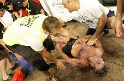 الروسي فلاديمير لاديزينسكي خلال اخراجه من السونا