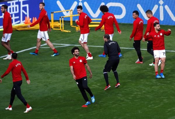 صلاح مع لاعبي منتخب مصر