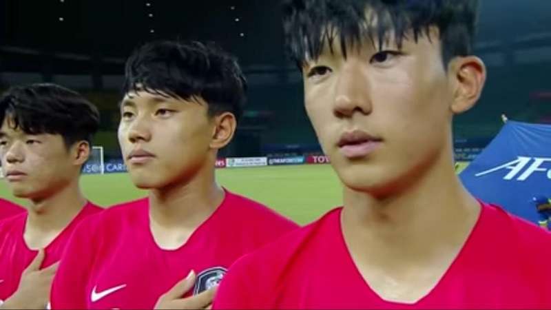 لاعبو كوريا الجنوبية في فترة النشيد الوطني