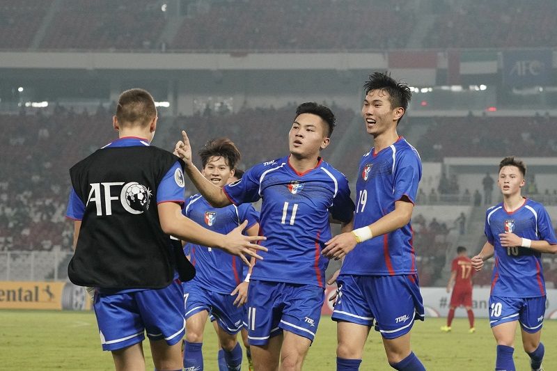 مهاجم الصين تايبيه وانج تشونج يو (رقم 11) بعد هز شباك إندونيسيا