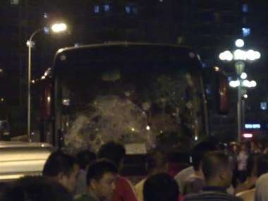 حافلة جماهير داليان تعرضت للكسر من قبل جماهير شانزي ( 1 أغسطس )