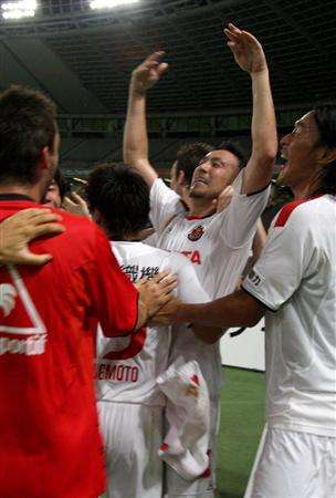 توليو تاناكا يحتفل بعد قيادة فريقه للمركز الثاني