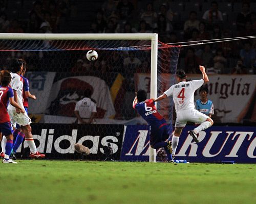 توليو عند إحرازه هدف الفوز في الدقائق الاخيرة من عمر المباراة