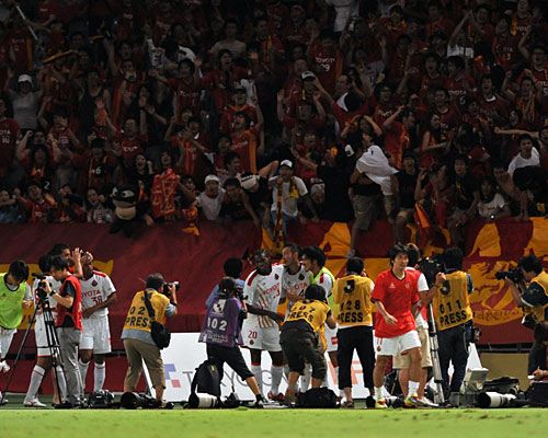 إحتفال لاعبي وجماهير ناغويا بعد إحراز توليو هدفاً اعتبر ثميناً في مشوار الدوري