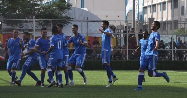 فرحة لاعبي الشاطئ بعد الفوز على شباب رفح في اللقاء السابق