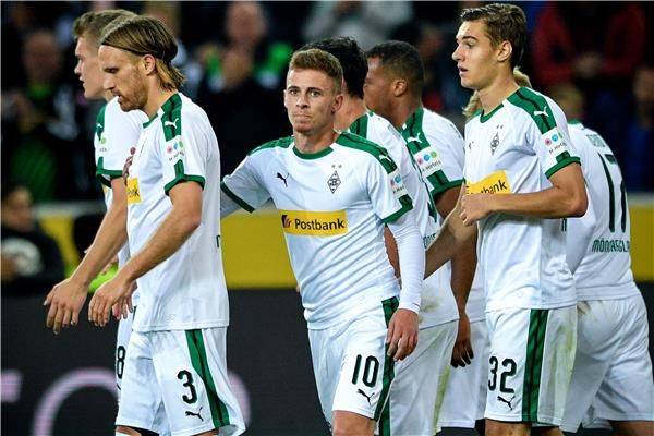 ثورجان هازارد مع لاعبي بوروسيا مونشنجلادباخ