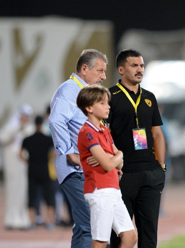 المطيري مع مارين في مباراة سابقة للقادسية