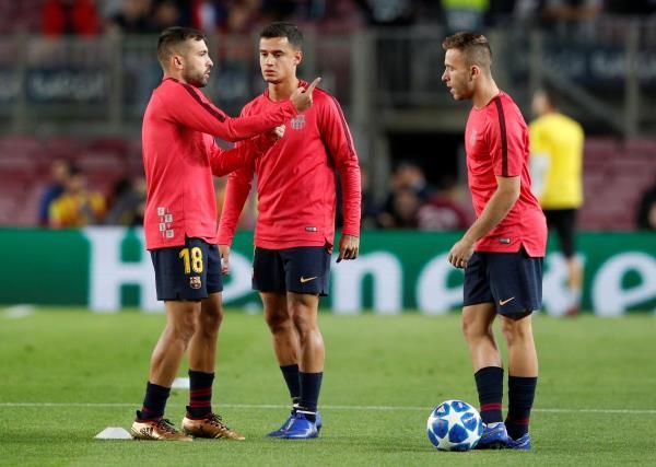 ألبا مع لاعبي برشلونة 