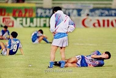 حزن لاعبي اليابان على أرض الدوحة بعد التعادل مع العراق في 1993