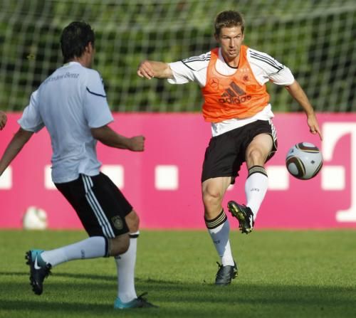 هيتزلسبيرجر في تدريب اليوم استعدادا للقاء الدنمارك