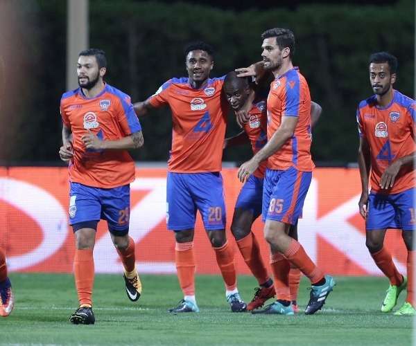 أسبريلا مع لاعبي الفيحاء