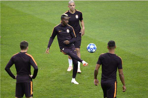 أونيكورو مع لاعبي جالطة سراي