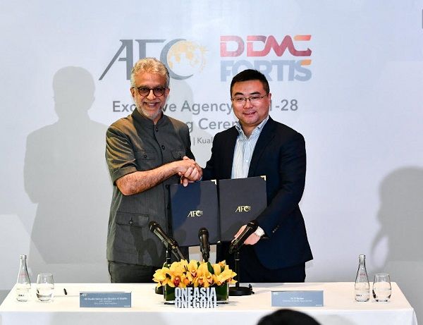 جانب من التوقيع