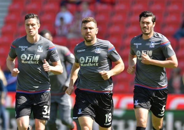 جيمس ماكارثر مع لاعبي كريستال بالاس