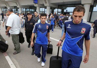 لاعبو الأهلي بمطار الهواري بومديان