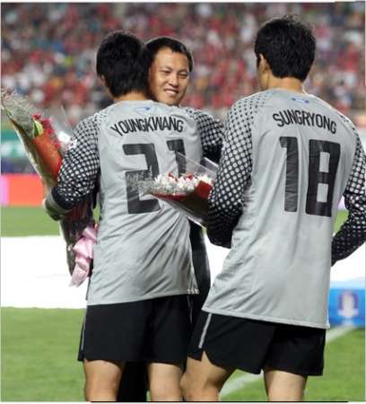 لي وون جاي يتلقى التكريم من زملائه بالمنتخب الكوري الجنوبي