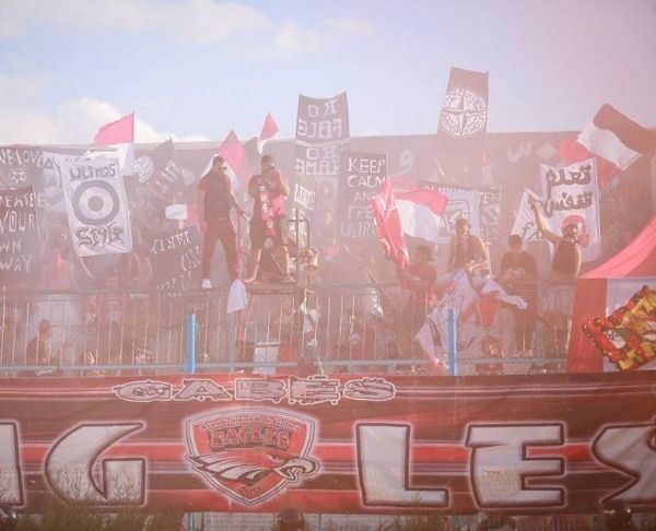 إشعال ورمي الشماريخ خلال ديربي قابس 