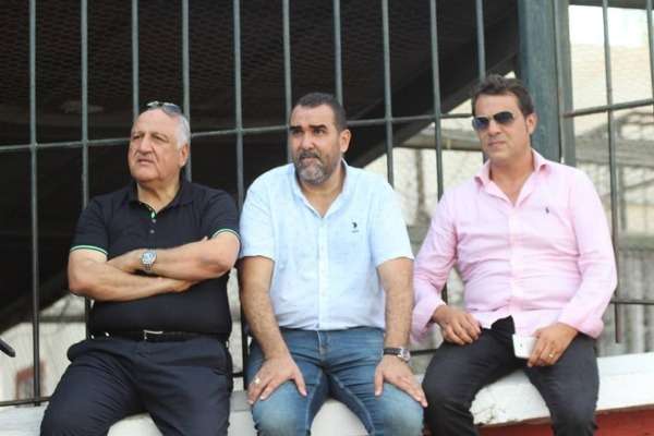 رياض بوستة يتوسط كريم شتوف ومهدي رابحي