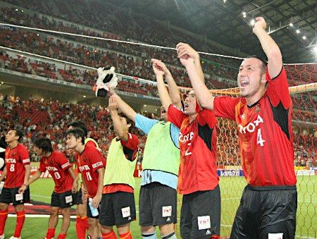 فرحة لاعبي ناغويا بعد تحقيقهم الفوز أوراوا وتصدرهم جدول الترتيب