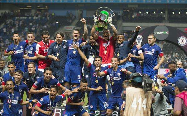 احتفال لاعبي كروز أزول بالكأس