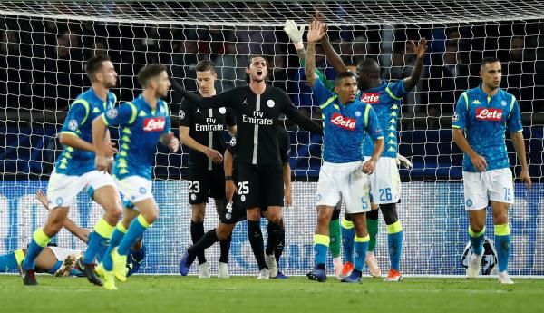  كاليدو كوليبالي مع لاعبي نابولي