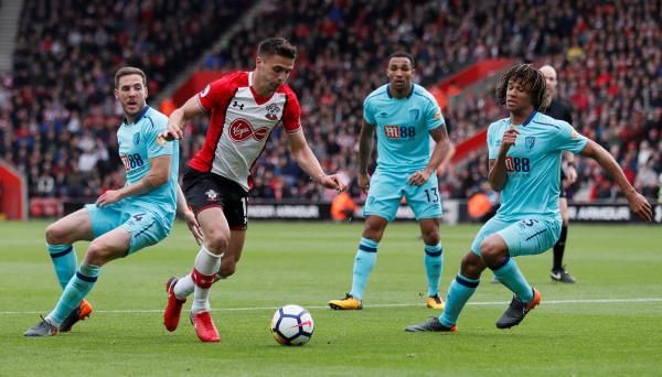 ناثان أكي خلال مباراة بورنموث وساوثهامبتون