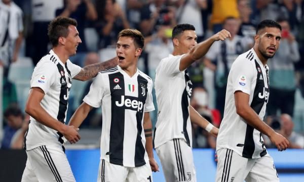 ايمري كان مع لاعبي يوفنتوس