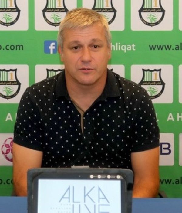 إيفان خلال المؤتمر الصحفي