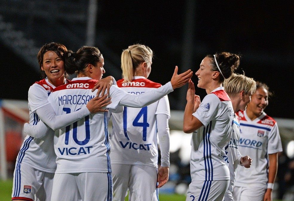 احتفال لاعبات ليون الفرنسي بعد تأهلهن لدور الثمانية