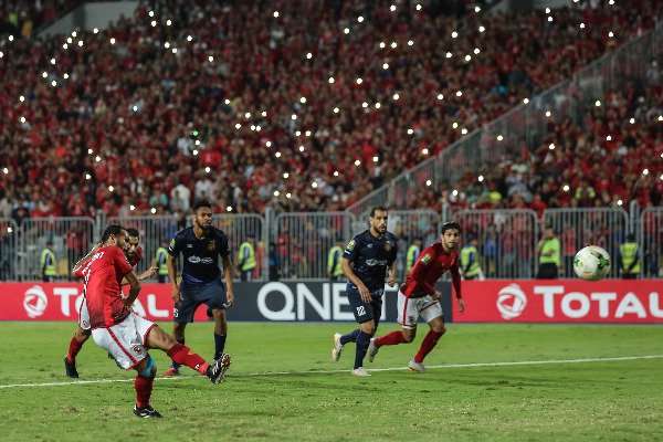 سليمان يسدد الكرة باتجاه المرمى - تصوير أحمد عواد